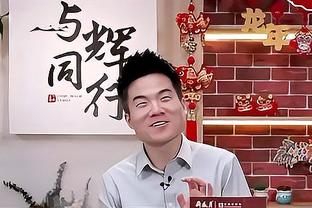 开心交谈！C罗手捧奖杯与瓜帅拥抱致敬！